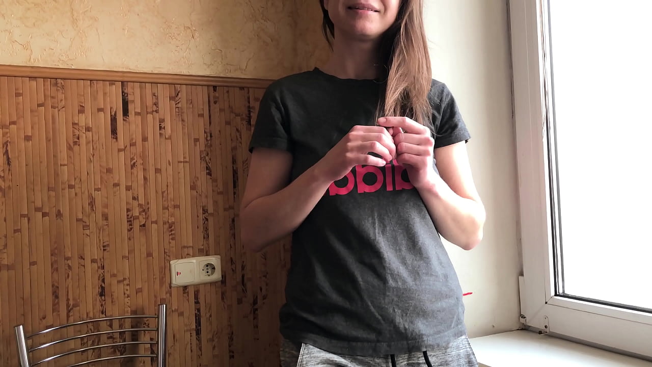Arakunrin Iranlọwọ Stepsister lati sinmi ṣaaju ki awọn First Ọjọ. Russian Amateur pẹlu Sọrọ