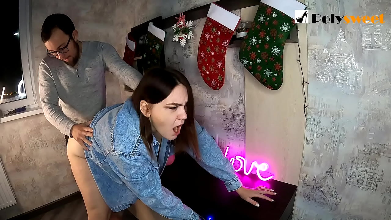 Arakunrin naa gbadun fokii ọmọbirin ẹlẹwa kan pẹlu ponytail ni kẹtẹkẹtẹ pẹlu ẹnu rẹ ati dick